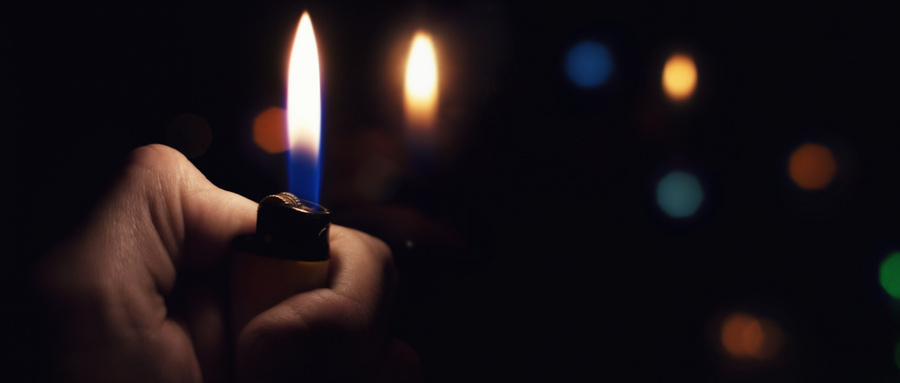 摄图网_300441423_wx_男手黑暗中点着一个打火机(企业商用).jpg 摄图网_300441423_wx_男手黑暗中点着一个打火机(企业商用).jpg