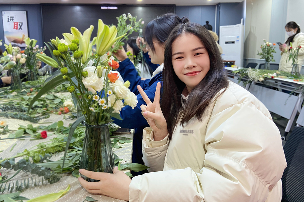 品茗人生·绽放芳华|驰诚电气开展女神节品茗插花活动