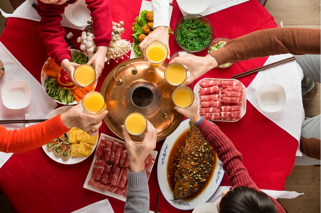 幸福家庭过年吃团圆饭1739325917411.jpg 幸福家庭过年吃团圆饭1739325917411.jpg