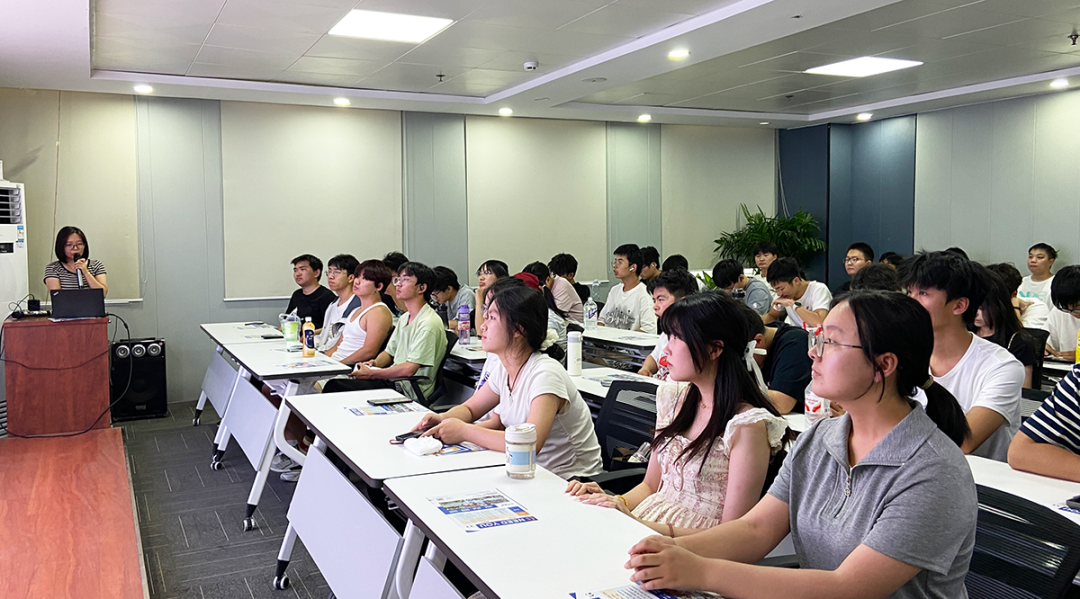 郑州大学计算机与人工智能学院新生走进驰诚电气参观学习